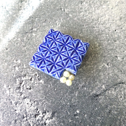 切子モヨウの陶ブローチ（青） 4枚目の画像