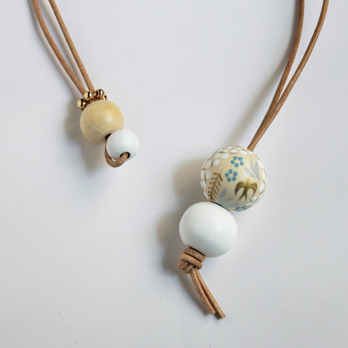 ミモザ ロング ネックレス / 木製 ウッドビーズ 革紐 革 / 【白