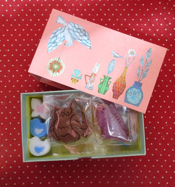 鳥＆花イラストのスリーブ貼箱に鳥＆花の形のクッキー4種類詰め合わせ♪(*^▽^*) 4枚目の画像