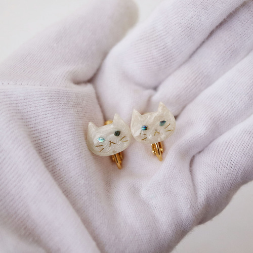 ウルウルおめめの猫 イヤリング（シロさん）パールホワイト・螺鈿風