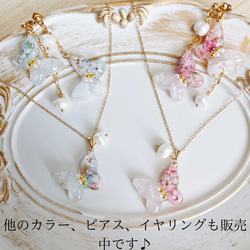 さざれ石とお花を閉じ込めた蝶々ネックレス(ピンク/クンツァイト) 4枚目の画像