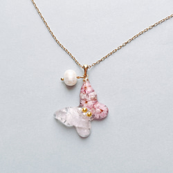 さざれ石とお花を閉じ込めた蝶々ネックレス(ピンク/クンツァイト) 1枚目の画像