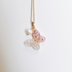 さざれ石とお花を閉じ込めた蝶々ネックレス(ピンク/クンツァイト) 2枚目の画像