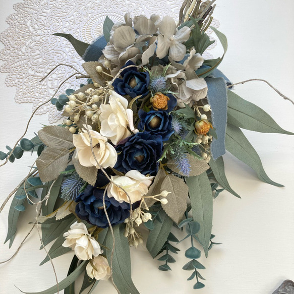 青のラナンキュラスと白バラのナチュラルスワッグ くすみ スワッグ 造花 インテリア 2枚目の画像