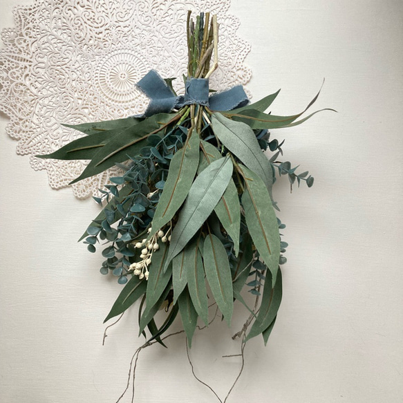 青のラナンキュラスと白バラのナチュラルスワッグ くすみ スワッグ 造花 インテリア 6枚目の画像