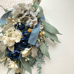 青のラナンキュラスと白バラのナチュラルスワッグ くすみ スワッグ 造花 インテリア 4枚目の画像