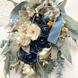 青のラナンキュラスと白バラのナチュラルスワッグ くすみ スワッグ 造花 インテリア 3枚目の画像