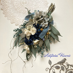 青のラナンキュラスと白バラのナチュラルスワッグ くすみ スワッグ 造花 インテリア 1枚目の画像