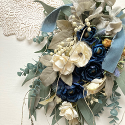 青のラナンキュラスと白バラのナチュラルスワッグ くすみ スワッグ 造花 インテリア 5枚目の画像