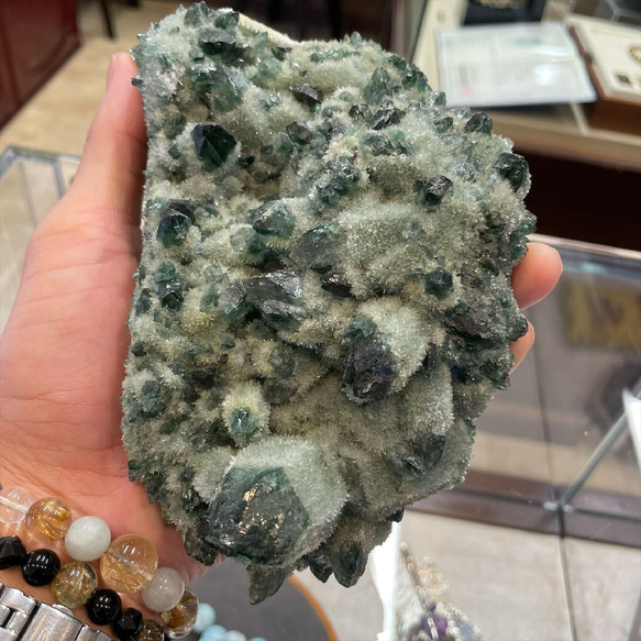 緑の結晶が光り輝くグリーンクォーツクラスター/緑水晶の原石 １２３８ｇ 癒しと自己治癒力の効果をもたらします オブジェ 