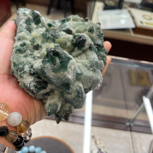 緑の結晶が光り輝くグリーンクォーツクラスター/緑水晶の原石