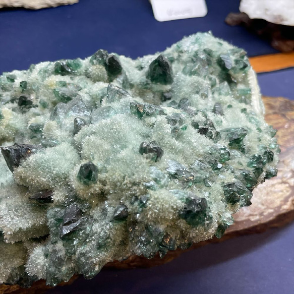 緑の結晶が光り輝くグリーンクォーツクラスター/緑水晶の原石 １２３８ｇ 癒しと自己治癒力の効果をもたらします オブジェ 