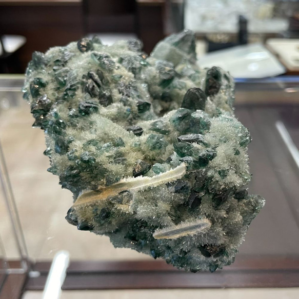 緑の結晶が光り輝くグリーンクォーツクラスター/緑水晶の原石 １２３８ｇ 癒しと自己治癒力の効果をもたらします オブジェ 