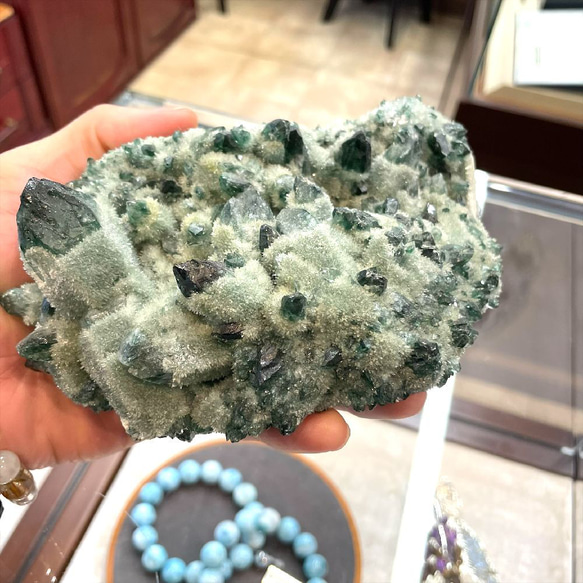 緑の結晶が光り輝くグリーンクォーツクラスター/緑水晶の原石 １２３８ｇ 癒しと自己治癒力の効果をもたらします オブジェ 