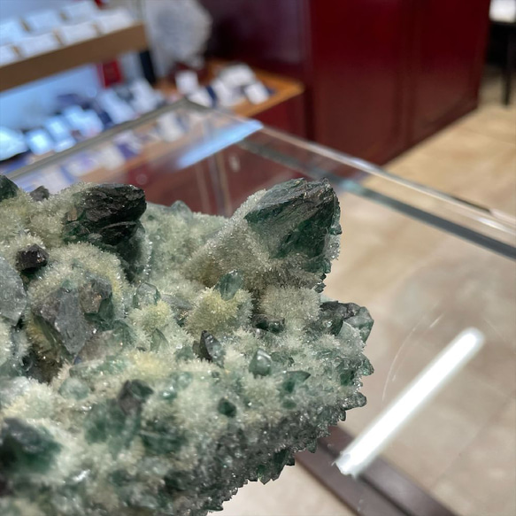 緑の結晶が光り輝くグリーンクォーツクラスター/緑水晶の原石 １２３８ｇ 癒しと自己治癒力の効果をもたらします オブジェ 