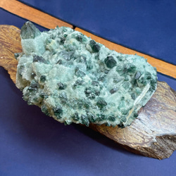 緑の結晶が光り輝くグリーンクォーツクラスター/緑水晶の原石 １２３８ｇ 癒しと自己治癒力の効果をもたらします オブジェ 14枚目の画像