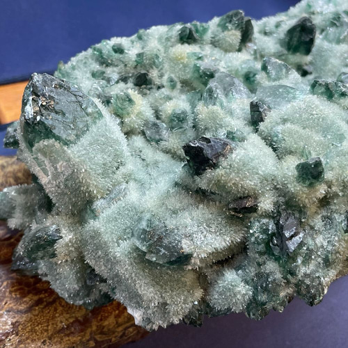 緑の結晶が光り輝くグリーンクォーツクラスター/緑水晶の原石