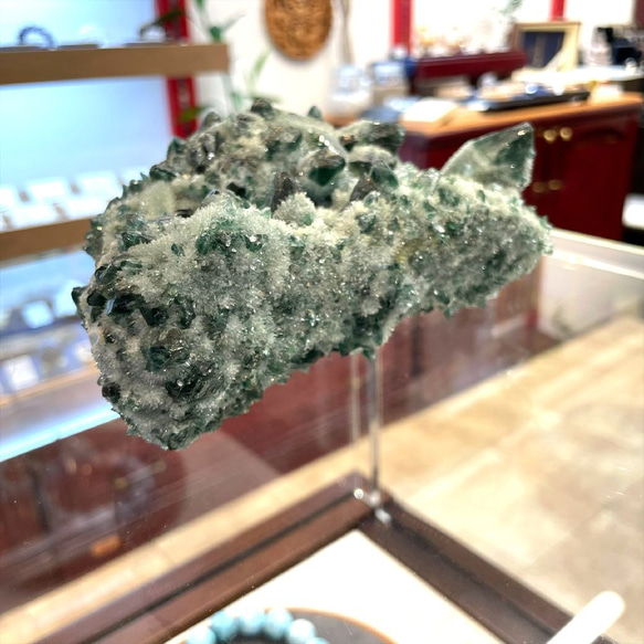 緑の結晶が光り輝くグリーンクォーツクラスター/緑水晶の原石 １２３８ｇ 癒しと自己治癒力の効果をもたらします オブジェ 