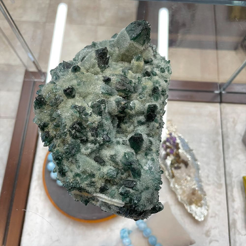 緑の結晶が光り輝くグリーンクォーツクラスター/緑水晶の原石