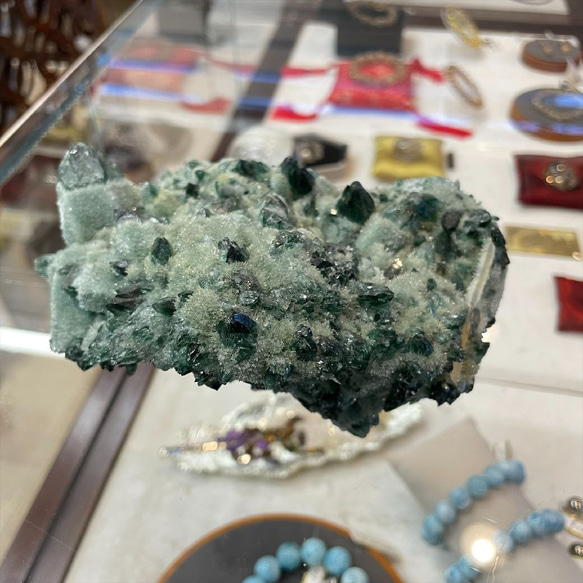 緑の結晶が光り輝くグリーンクォーツクラスター/緑水晶の原石 １２３８ｇ 癒しと自己治癒力の効果をもたらします オブジェ 