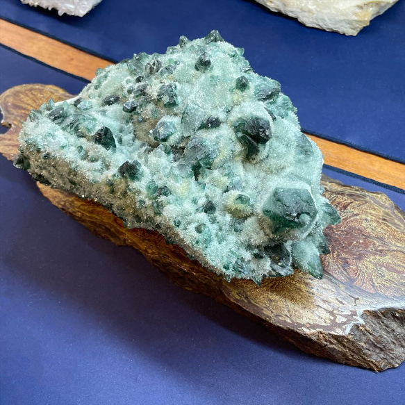 緑の結晶が光り輝くグリーンクォーツクラスター/緑水晶の原石 １２３８ｇ 癒しと自己治癒力の効果をもたらします オブジェ 