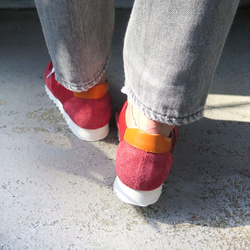 【維他命色！ ] 纖薄但配戴舒適！真皮成人男女通用運動鞋/紅色 x 橙色 第8張的照片