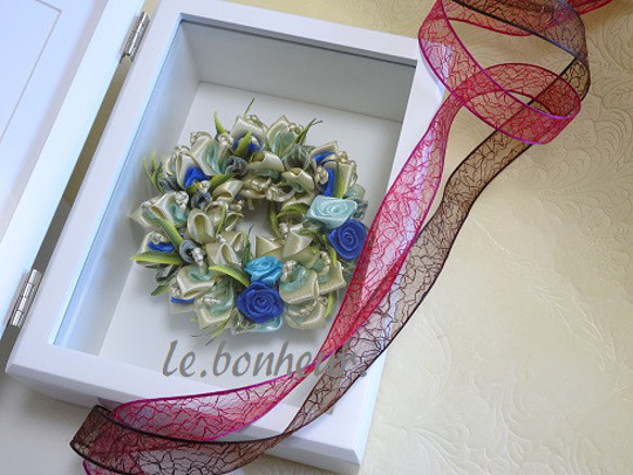 【フォトフレーム　ブルー系】～リボン・巻バラで作る可愛いリース～ 結婚・出産など、お祝いにも最適です。 1枚目の画像