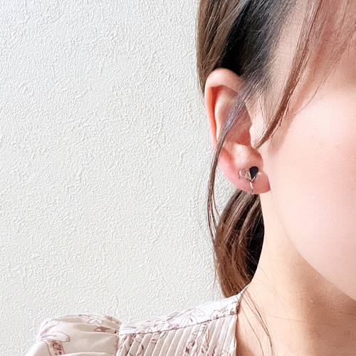 【格安saleスタート】 黒＆シルバー小粒ハートのピアス/イヤリング〈ブラック〉 ハート ピアス