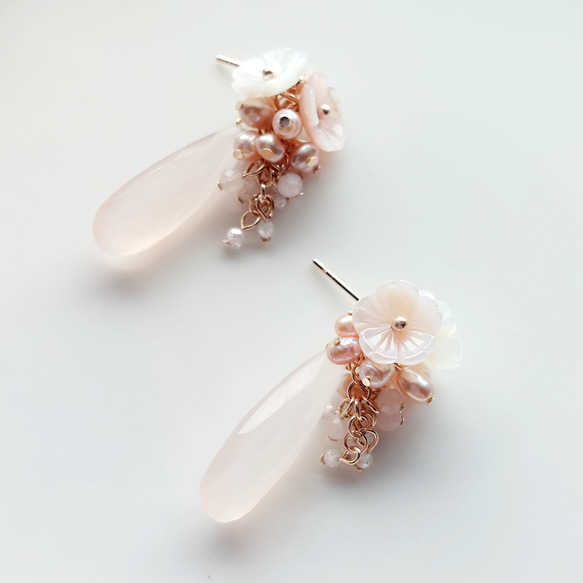 【春待ちピアス】白蝶貝の桜×ピンクの淡水パール×天然石とピンクカルセドニー 1枚目の画像