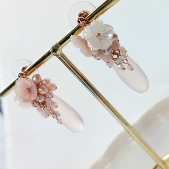 【春待ちピアス】白蝶貝の桜×ピンクの淡水パール×天然石とピンクカルセドニー 7枚目の画像