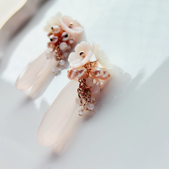 【春待ちピアス】白蝶貝の桜×ピンクの淡水パール×天然石とピンクカルセドニー 2枚目の画像