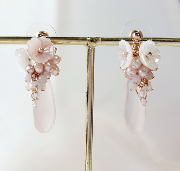 【春待ちピアス】白蝶貝の桜×ピンクの淡水パール×天然石とピンクカルセドニー 6枚目の画像