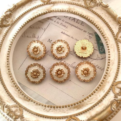 ホワイト花ボタン アンティーク ヴィンテージ レトロ 金属  