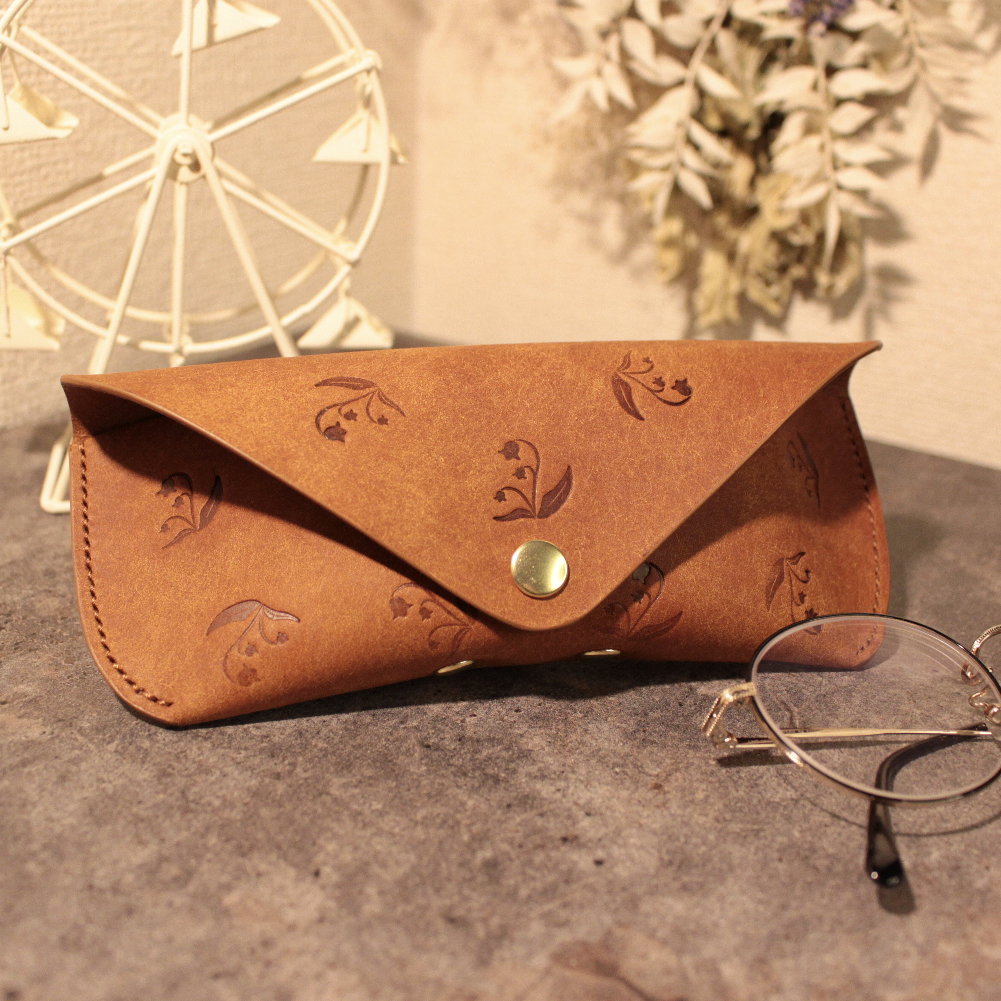 花言葉「純粋、幸せの再来」スズラン柄　メガネケース　メガネ入れ　眼鏡　ブラウン　イタリアンレザー　プレゼントにも♪