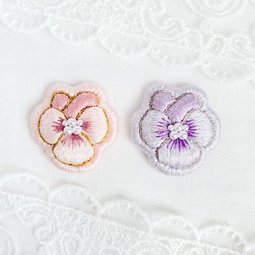 【専用】ハンドメイド　刺繍ブローチ 受注製作〉刺繍ブローチ chocho | iichi 日々の暮らしを心地よくする