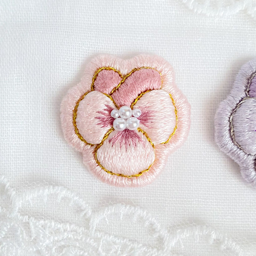 【専用】ハンドメイド　刺繍ブローチ ピンクビオラの刺繍ブローチ ブローチ nanatsumikan 通販 17234061