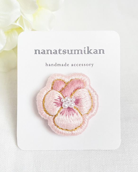 ピンクビオラの刺繍ブローチ ブローチ nanatsumikan 通販 17234061