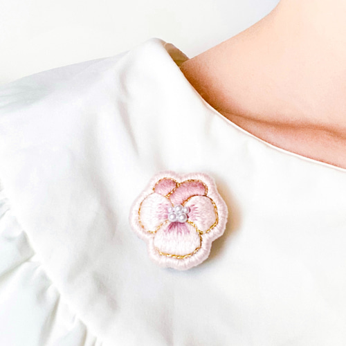 ピンクビオラの刺繍ブローチ ブローチ nanatsumikan 通販 17234061