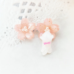 12ミリ猫が桜にぶら下がる姿がかわいい♪イヤーカフ【両耳】 1枚目の画像
