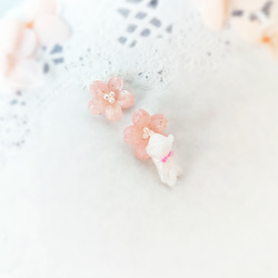12ミリ猫が桜にぶら下がる姿がかわいい♪イヤーカフ【両耳】 4枚目の画像