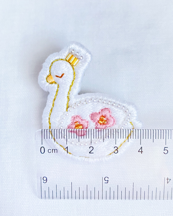 白鳥の刺繍ブローチ【ピンク】 8枚目の画像