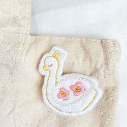 白鳥の刺繍ブローチ【ピンク】 2枚目の画像