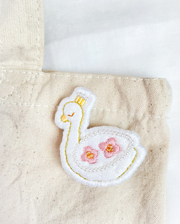 白鳥の刺繍ブローチ【ピンク】 2枚目の画像