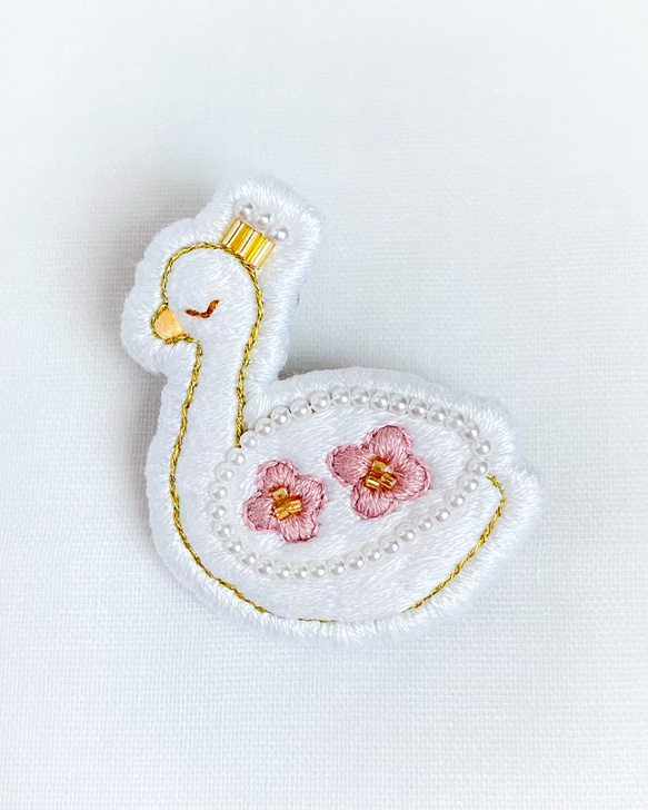 白鳥の刺繍ブローチ【ピンク】 6枚目の画像