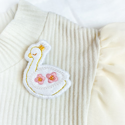 白鳥の刺繍ブローチ【ピンク】 3枚目の画像