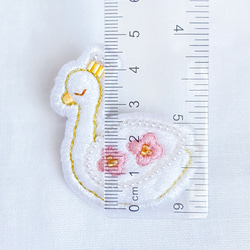 白鳥の刺繍ブローチ【ピンク】 9枚目の画像
