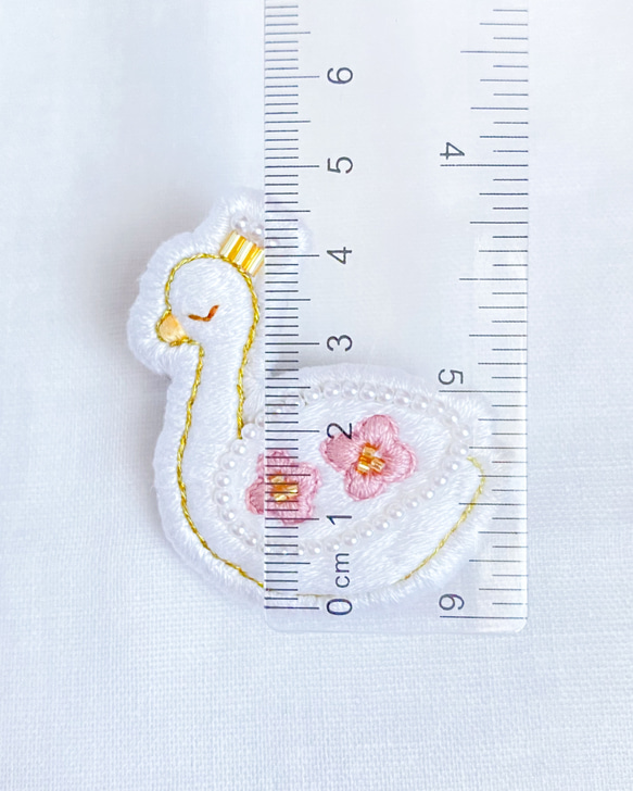 白鳥の刺繍ブローチ【ピンク】 9枚目の画像