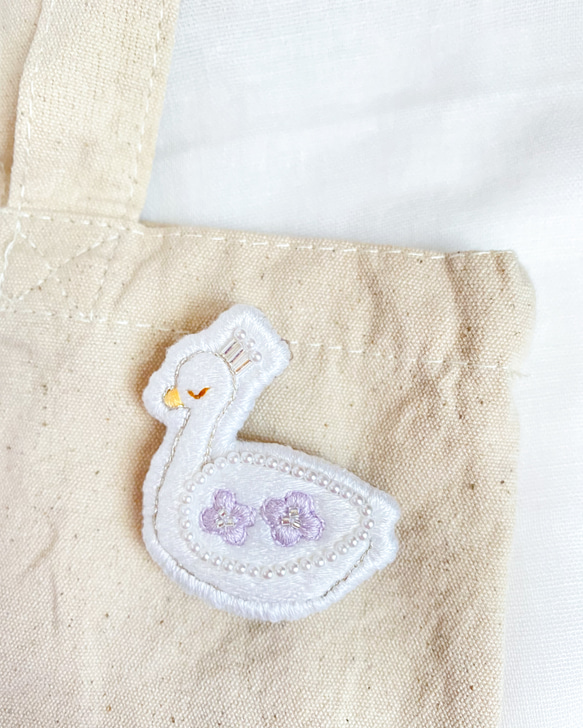 白鳥の刺繍ブローチ【パープル】 2枚目の画像