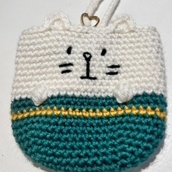 手編み　どんぶり猫ちゃん　ストラップポーチ （緑） 4枚目の画像