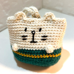 手編み　どんぶり猫ちゃん　ストラップポーチ （緑） 2枚目の画像